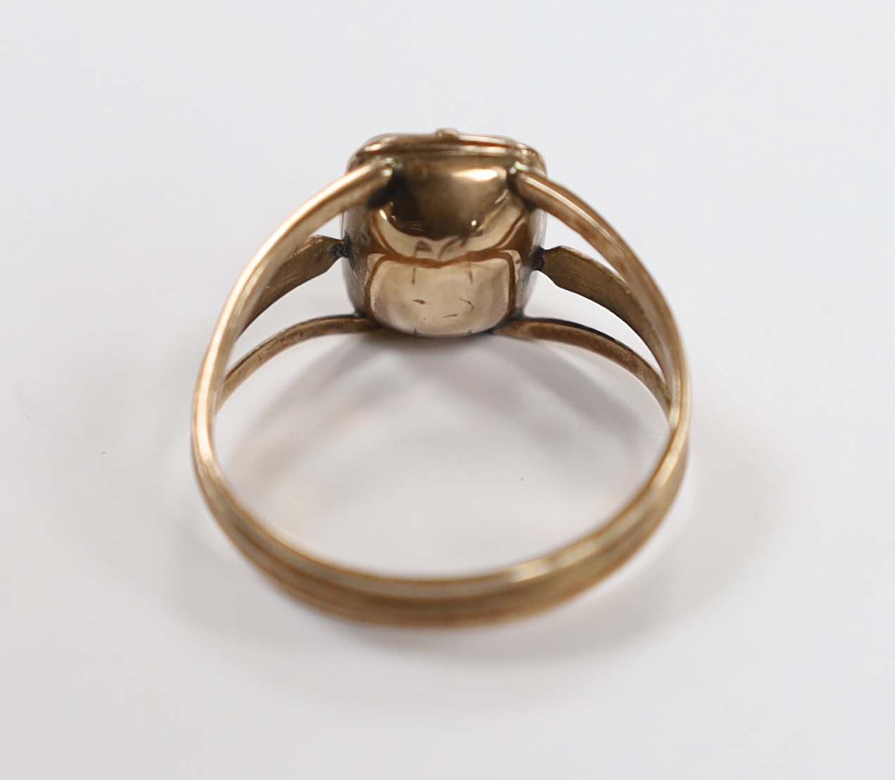 An antique yellow metal and single stone foil backed citrine ring, size K, gross weight 3.2 grams.